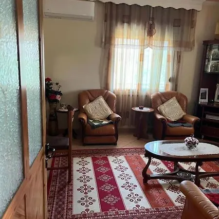 بيت للعطل Flat In Center Of فلورا